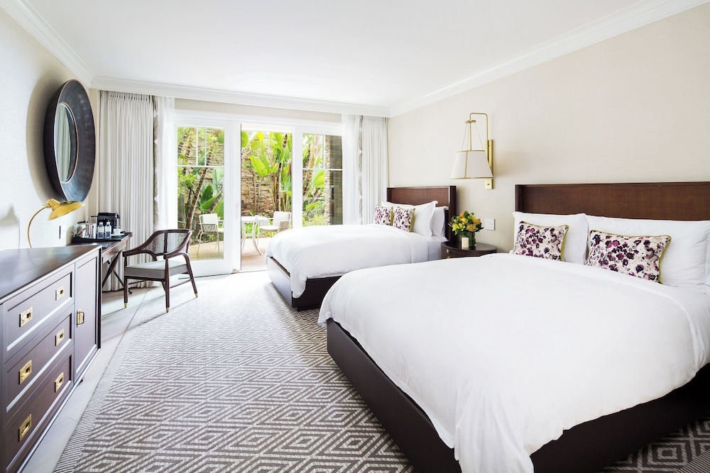 Founders, Suite, 1 King and 2 Queen Beds, Sofa