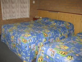DRAGON &amp; PHOENIX MOTEL 19/37