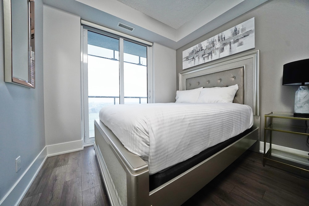 Grand Royal Condos - Cn Tower 31/71