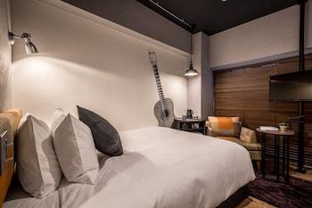 Moderate, Single, Queen Bed