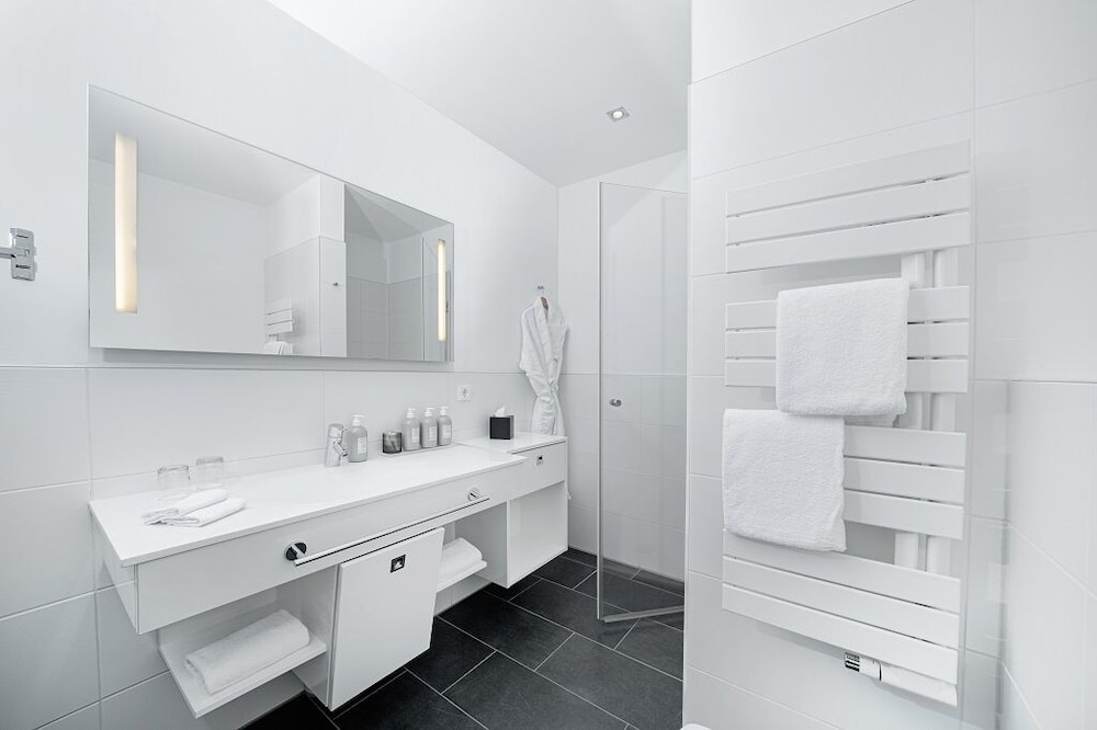Room, Double Bed, Land Side, Small، THE GRAND Ahrenshoop 5/6