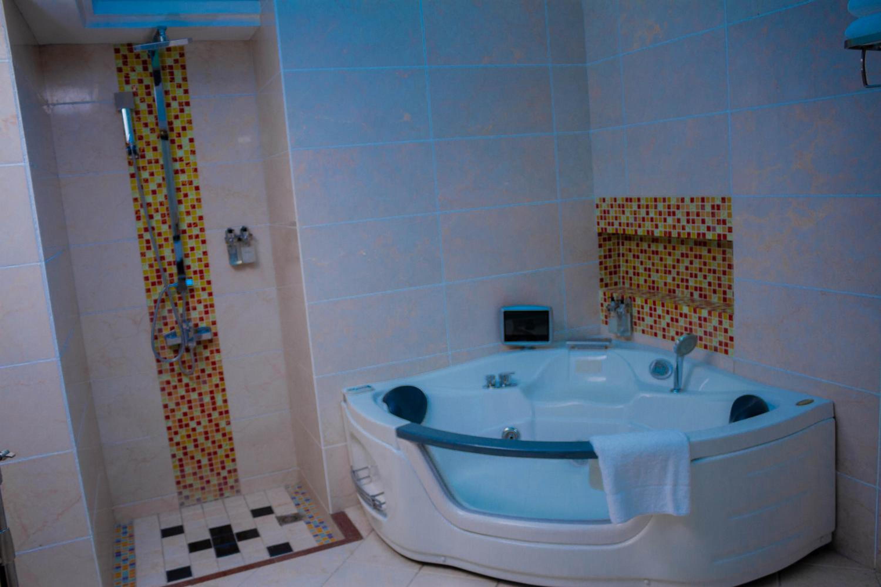 جناح بسرير كينج بجاكوزي، Best Western Plus Paramount Hotel 4/4