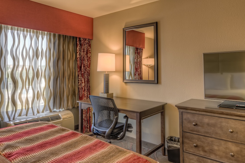 La Quinta Inn Suites Pigeon Forge 48/64