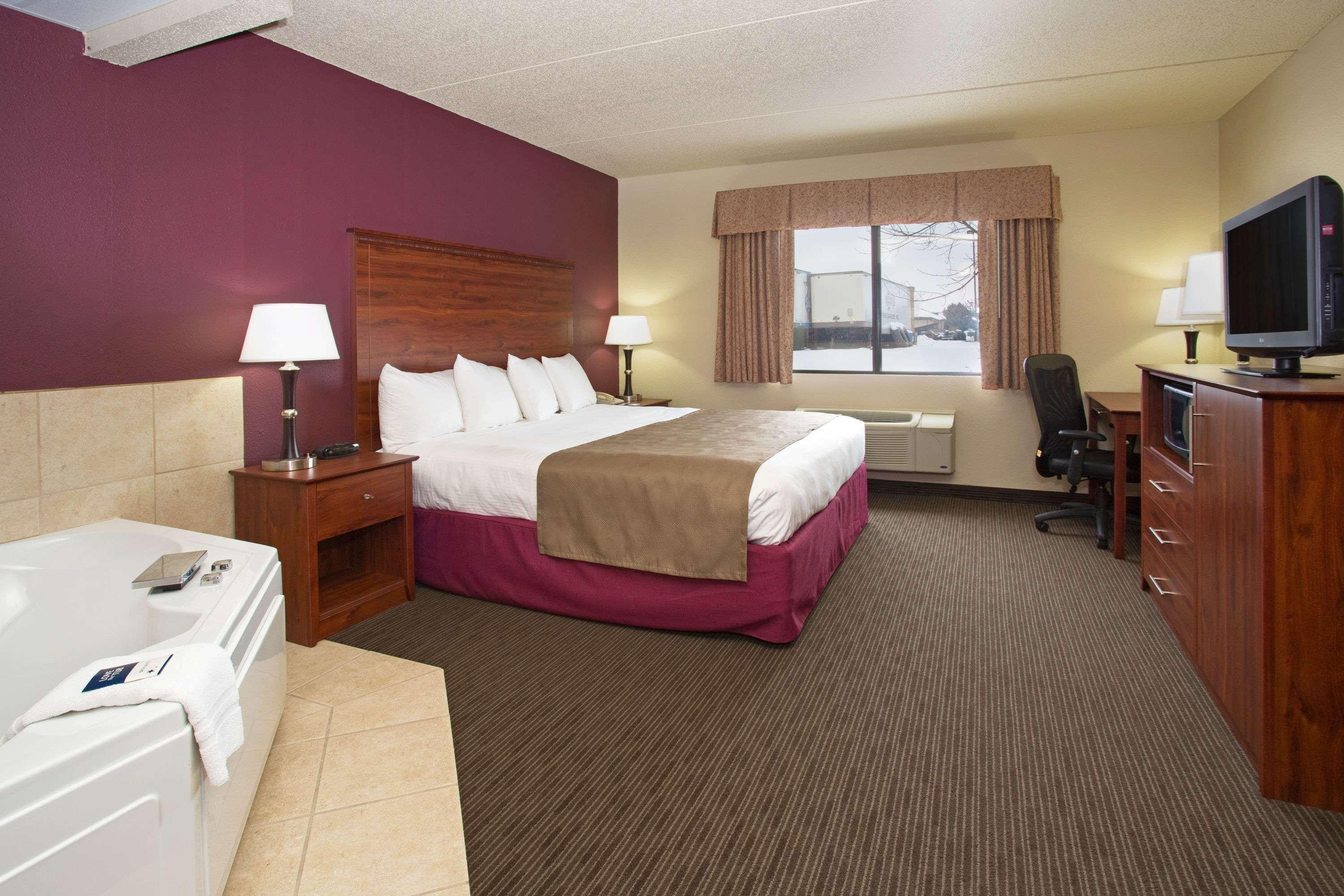 1 Bedroom, Suite, King Bed, Hot Tub, Corner