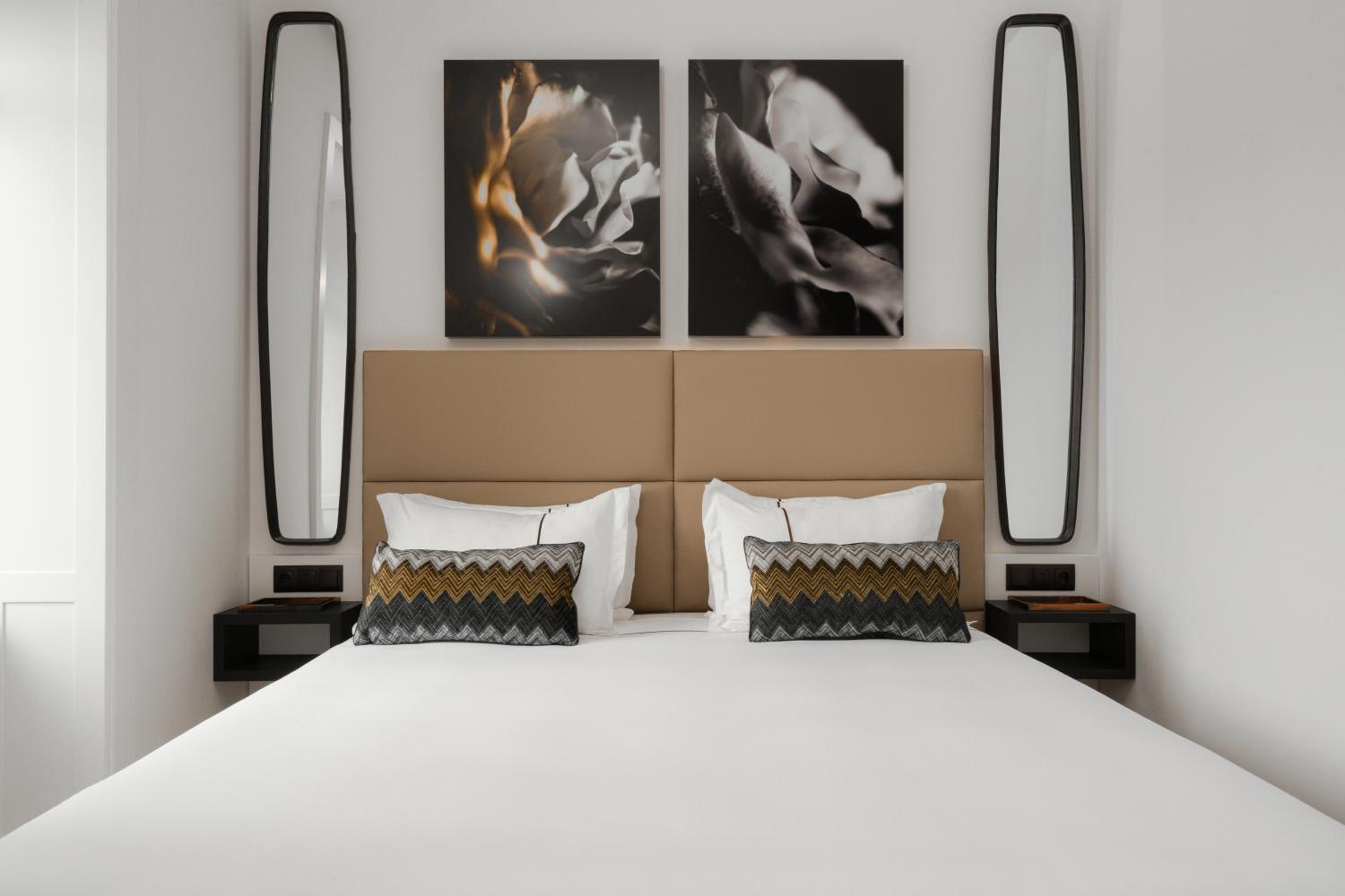 Superior, Double Bed, Partial Lake View