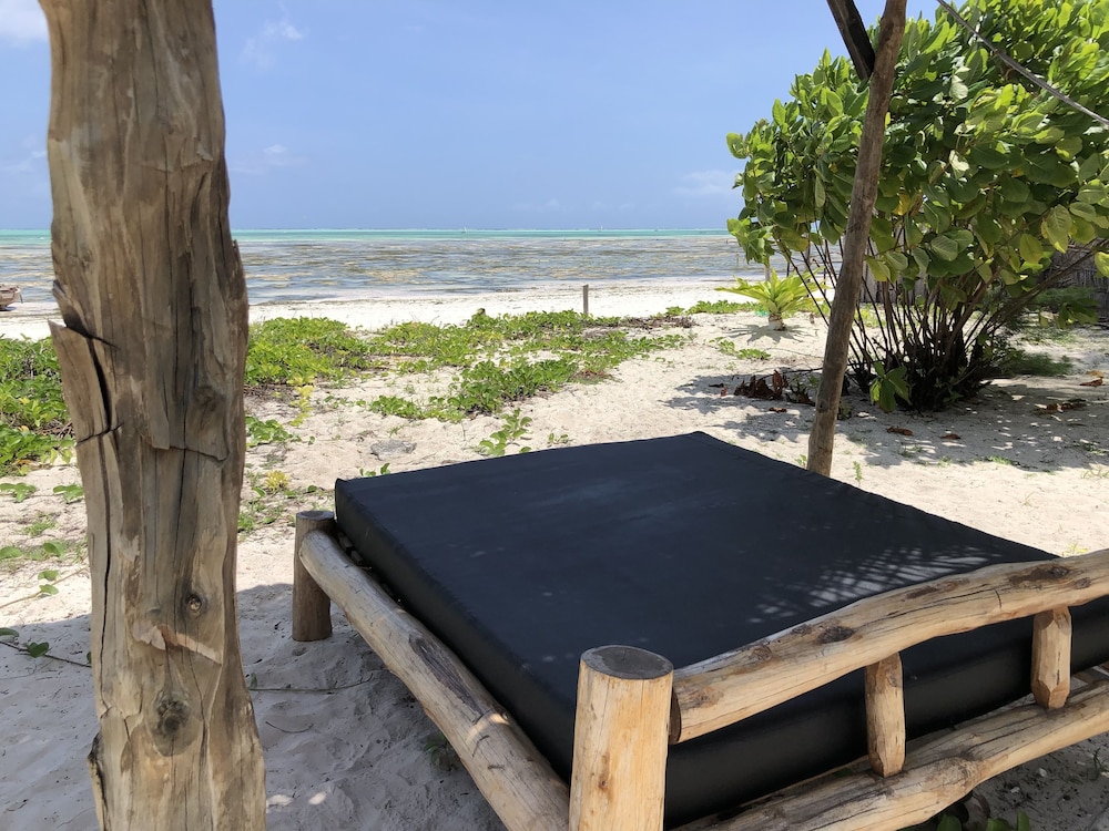 Blue Earth Beach Bungalows 46/72