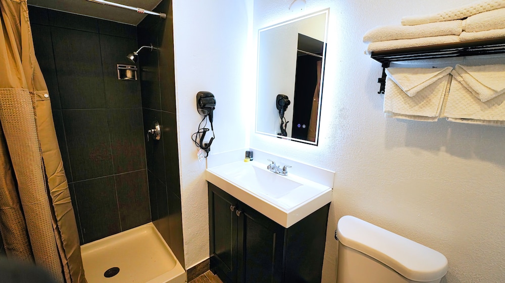 Renovated, 2 Queen Beds, Sofa 5/7