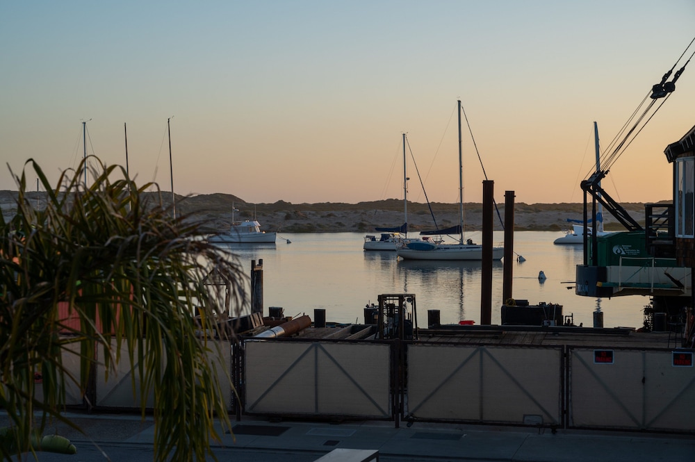 456 Embarcadero Inn Suites 72/77
