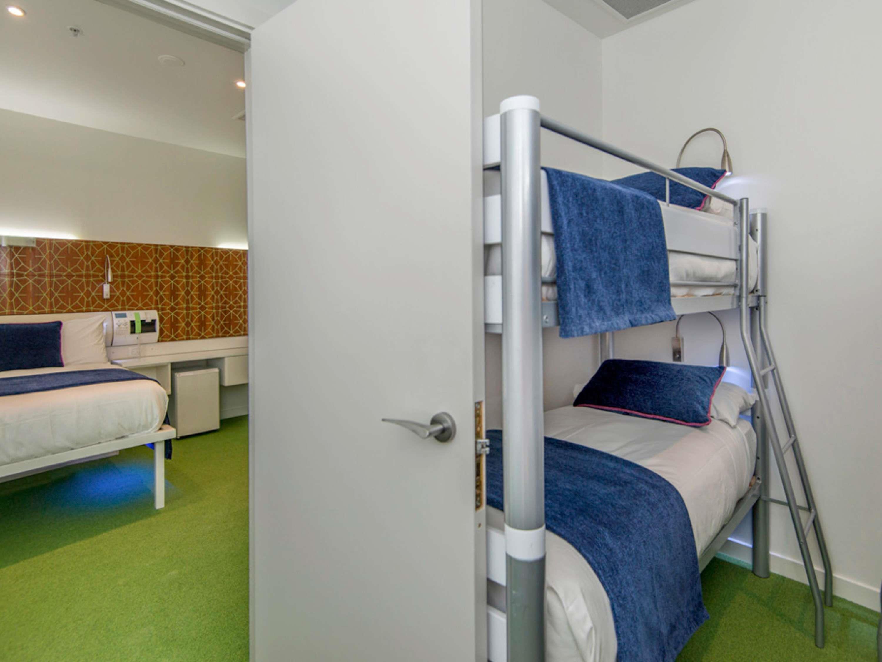 URBAN, CITY, FAMILY, QUEEN BED
