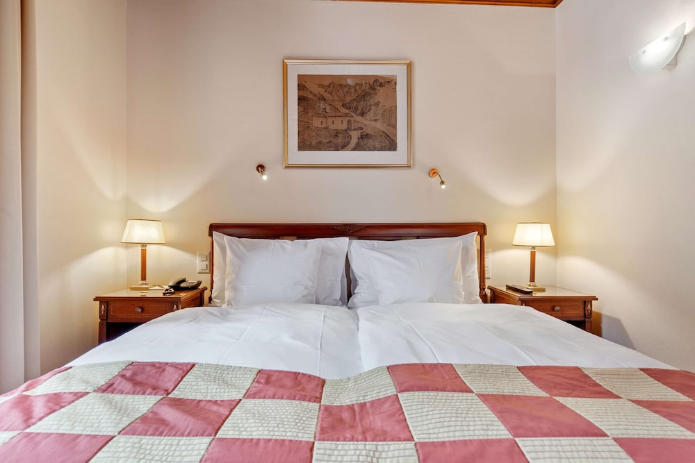 1 BEDROOM, SUITE, MOUNTAIN VIEW, CORNER