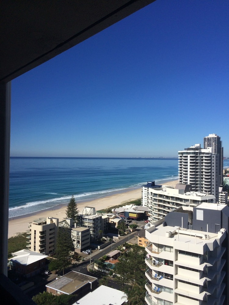 Surfers Century Oceanside Apartments 34/50