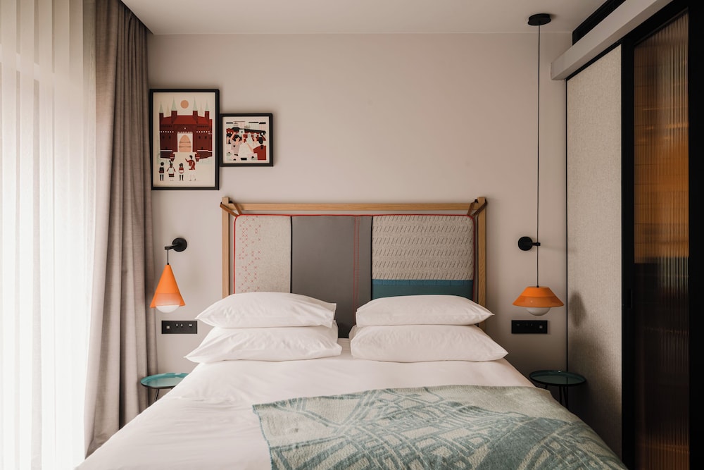 PLUS, CLASSIC, QUEEN BED
