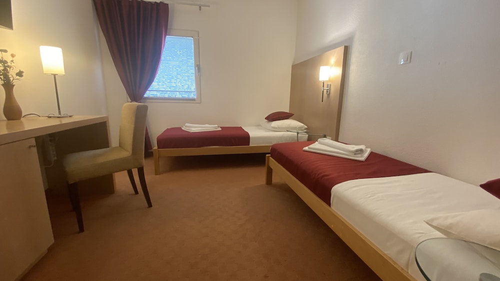 غرفة قياسية بسريرين منفصلين، Motel Deny 7/10