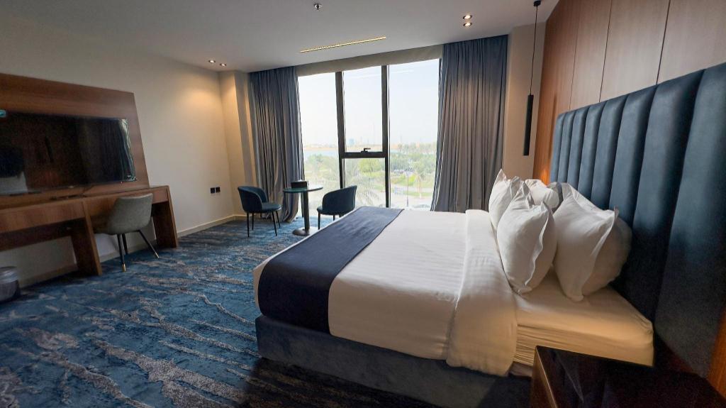 Blue Breeze Hotel 19/21