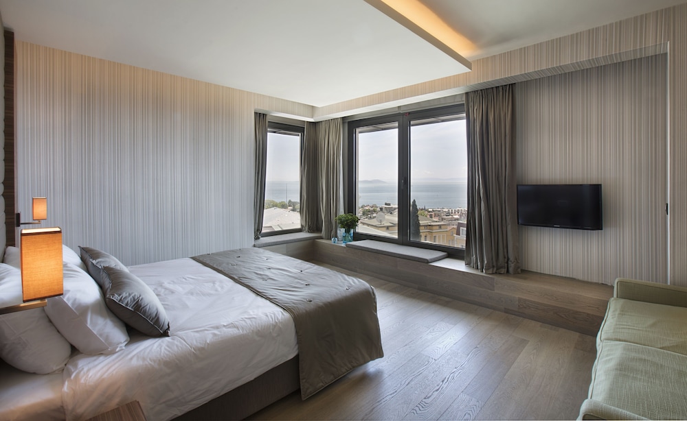 DELUXE, DOUBLE BED, SEA VIEW, CORNER