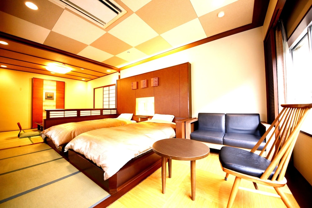 Twin Beds, Riverside