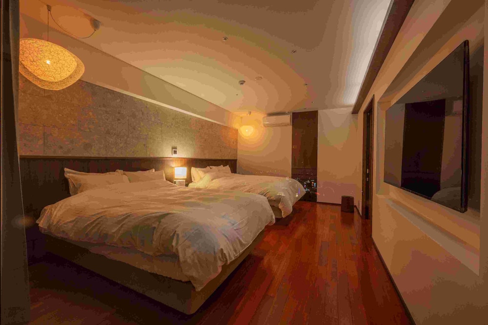 LUXURY, SUITE, 2 DOUBLE BEDS, CITY VIEW