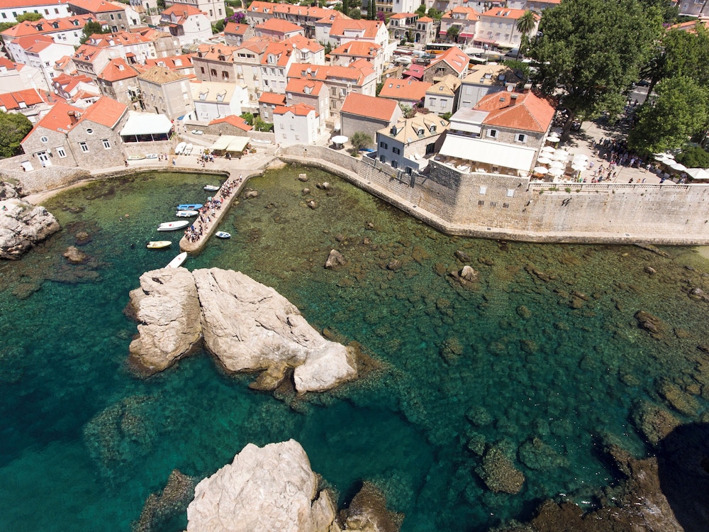 Sea Rocks Residence 23/40