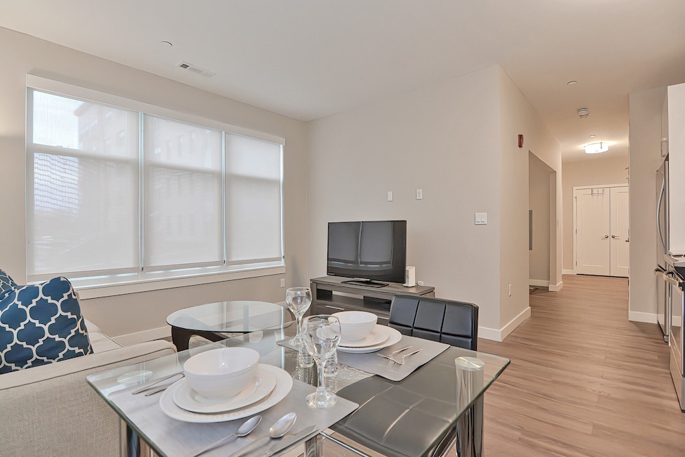 Global Luxury Suites East Boston 36/50