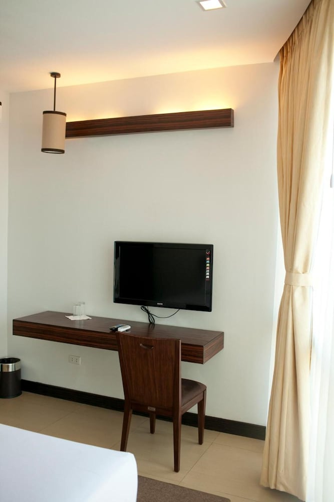 D Hotel And Suites 45/50