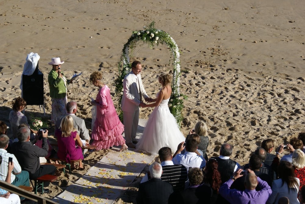 The Pink Lodge On The Beach 30/40