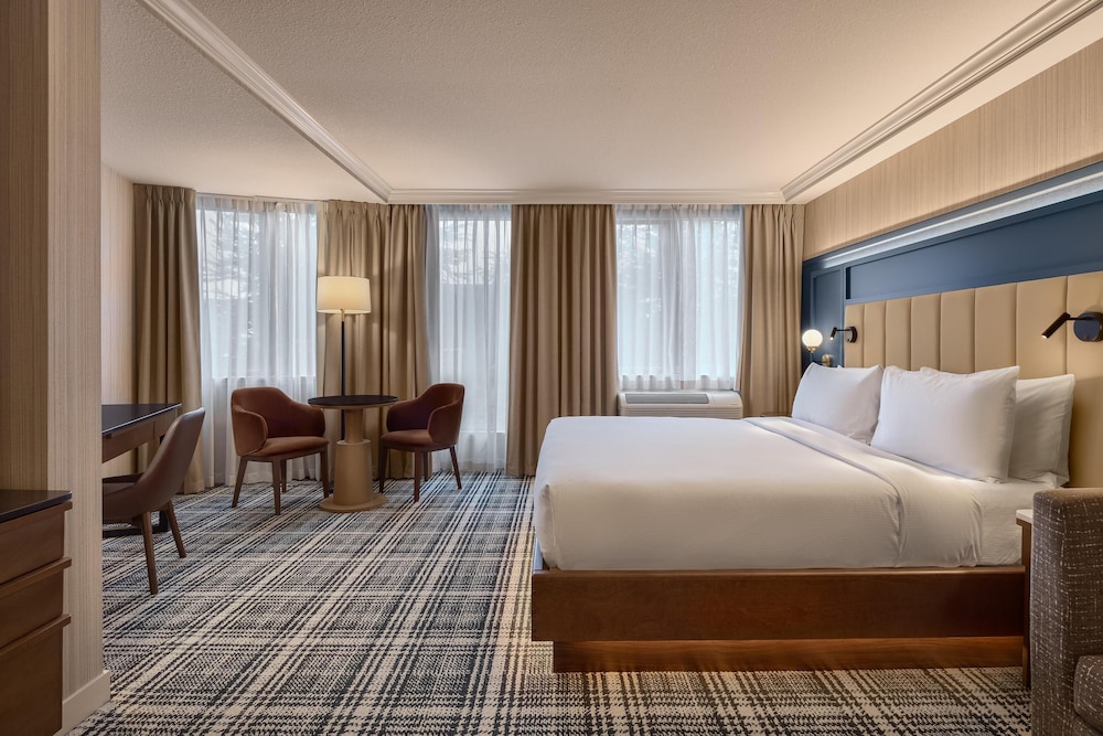Room, King Bed, Accessible, DoubleTree by Hilton North Vancouver 2/4