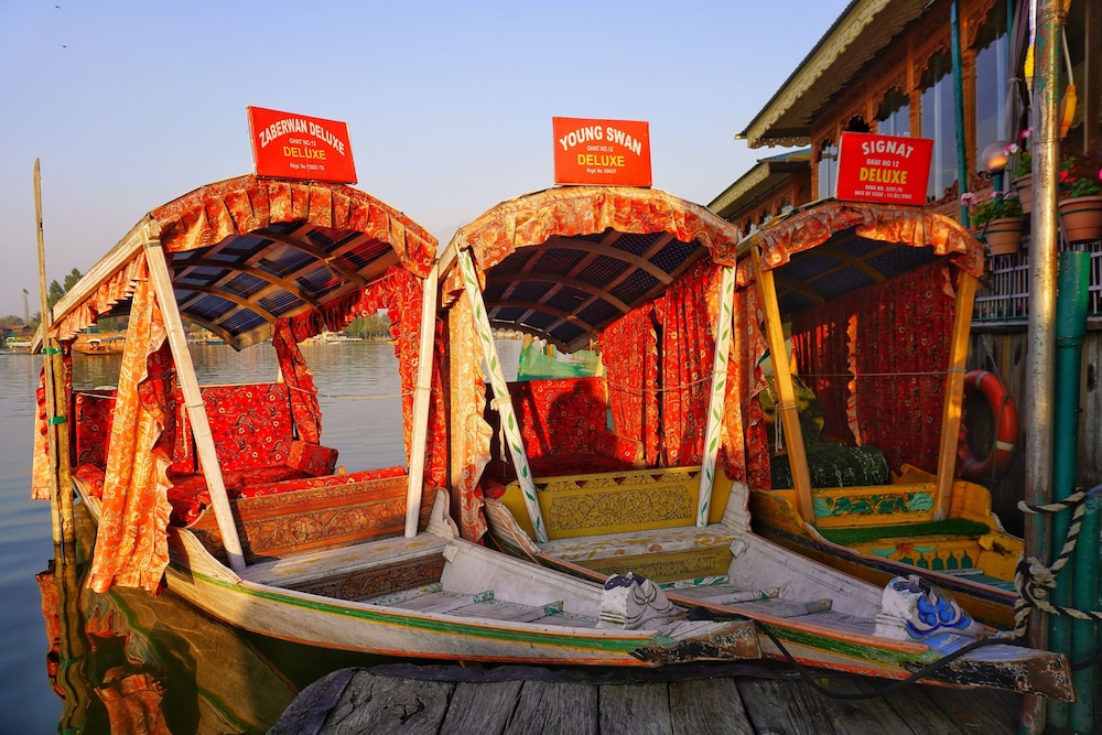 Swan Group Of Houseboats 39/50