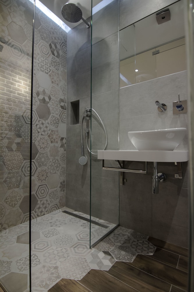 Level Luxury Suites 52/55