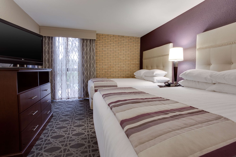 Drury Plaza Hotel San Antonio Airport 12/50