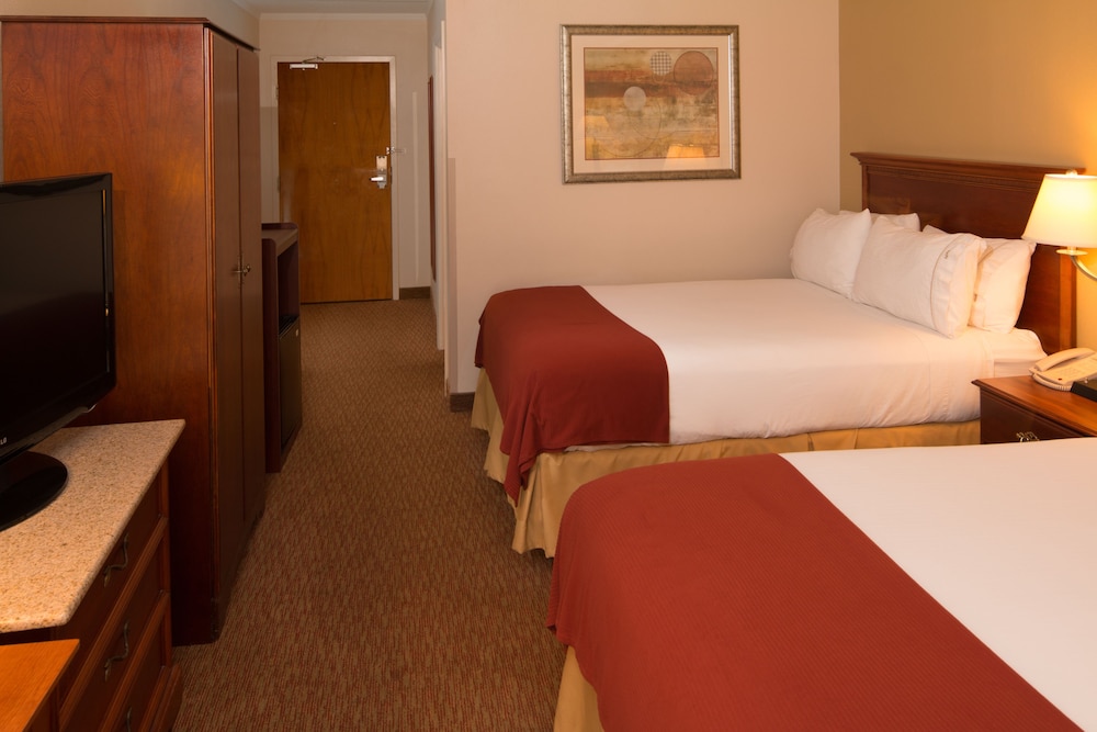 Holiday Inn Express & Suites Greensboro - (I-40 @ Wendover) 18/48