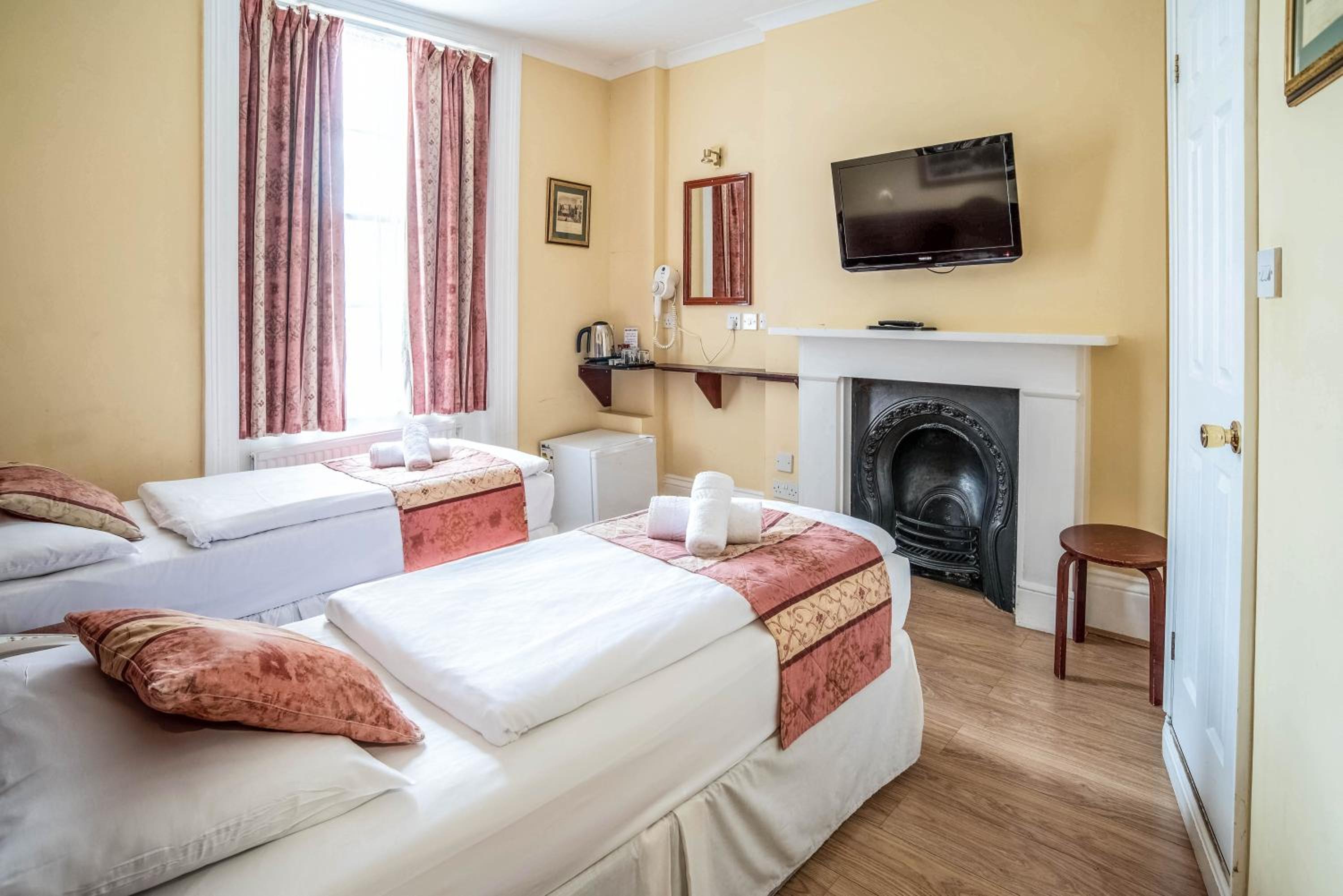 ROOM, TWIN BEDS