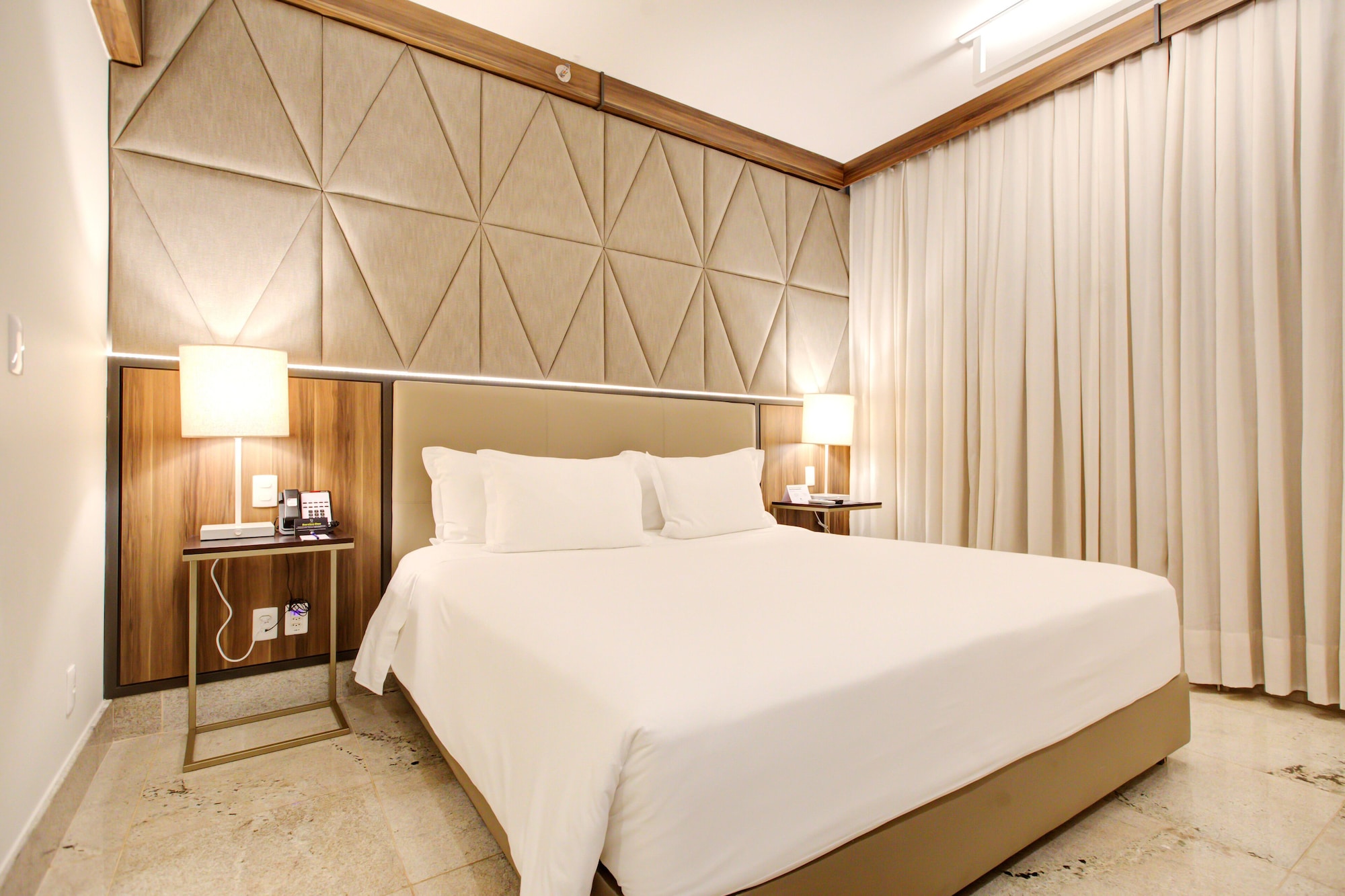 STUDIO, SUITE, KING BED