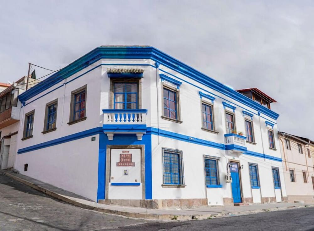 Blue Door Housing Old Historic Quito 2/46