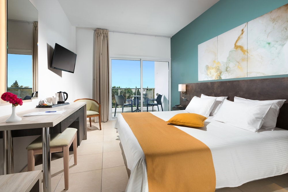 TWIN/DOUBLE ROOM