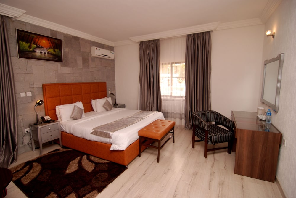 ROYAL, SUITE, KING BED