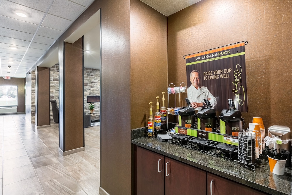Cobblestone Hotel & Suites - Hartford 47/57