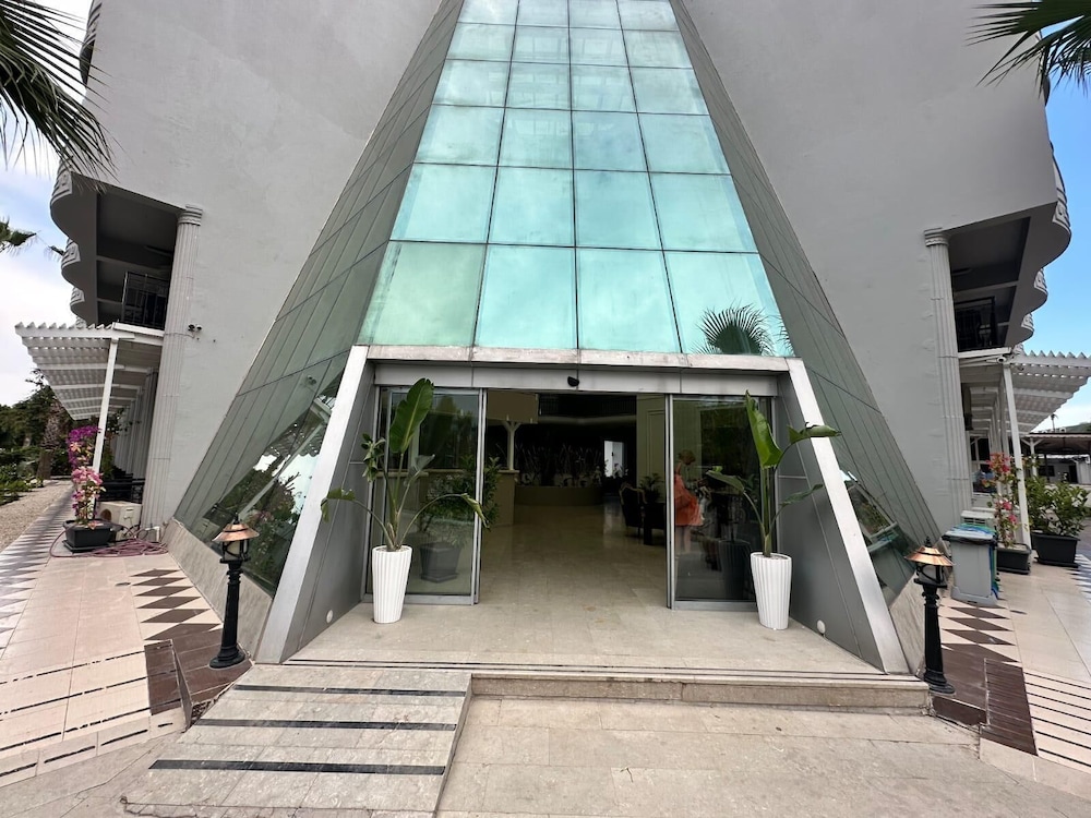 Larissa Inn 6/50