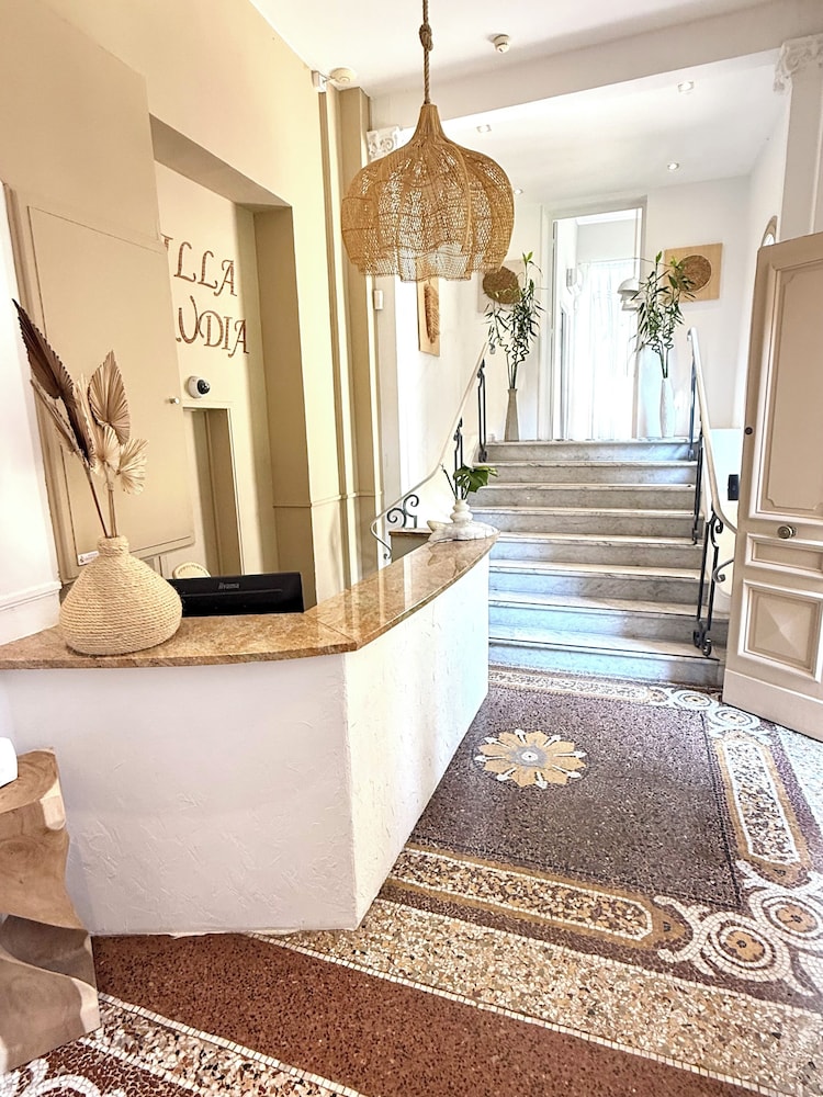 VILLA CLAUDIA(FORMERLY LE VENDOME - VILLA CLAUDIA) 10/77
