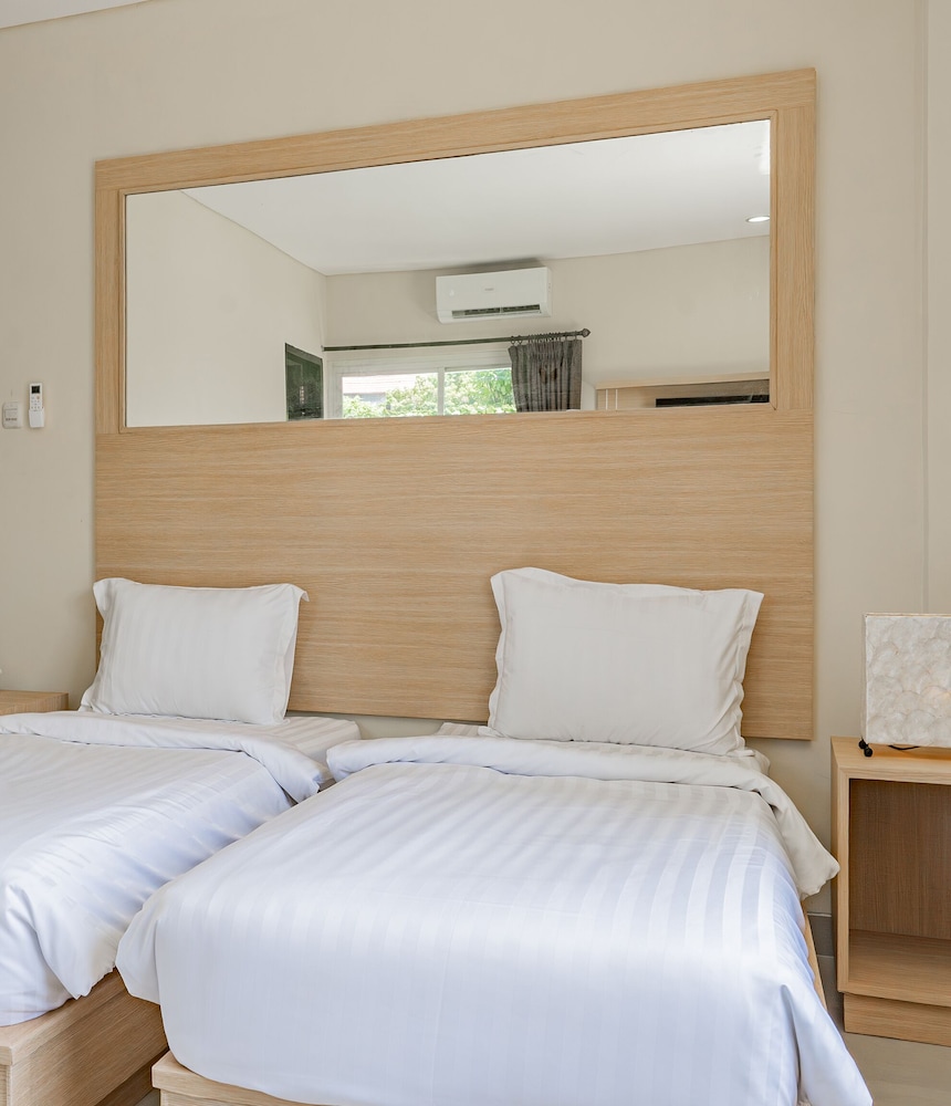 Super OYO 93765 Airport Kuta Bali Hotel 11/37