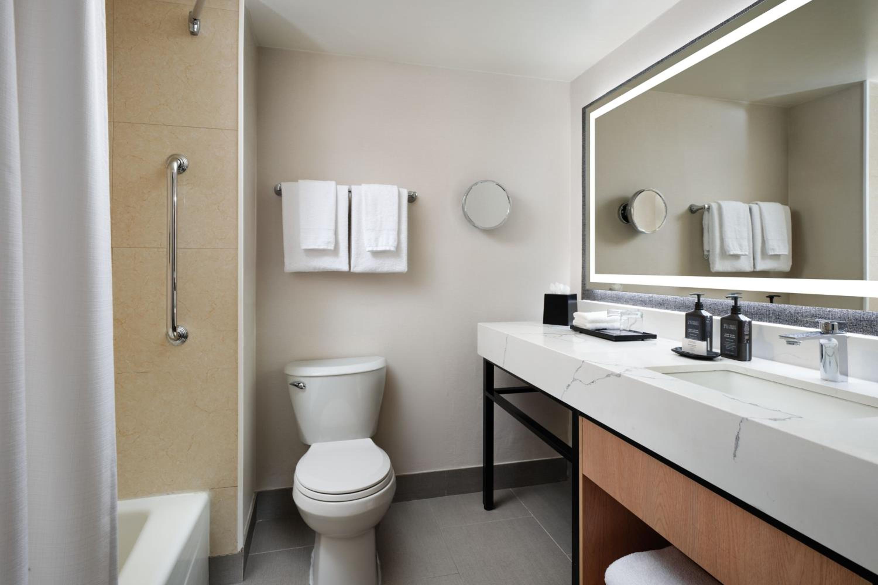 غرفة بسرير كينج، Sheraton Ontario Airport Hotel 6/19