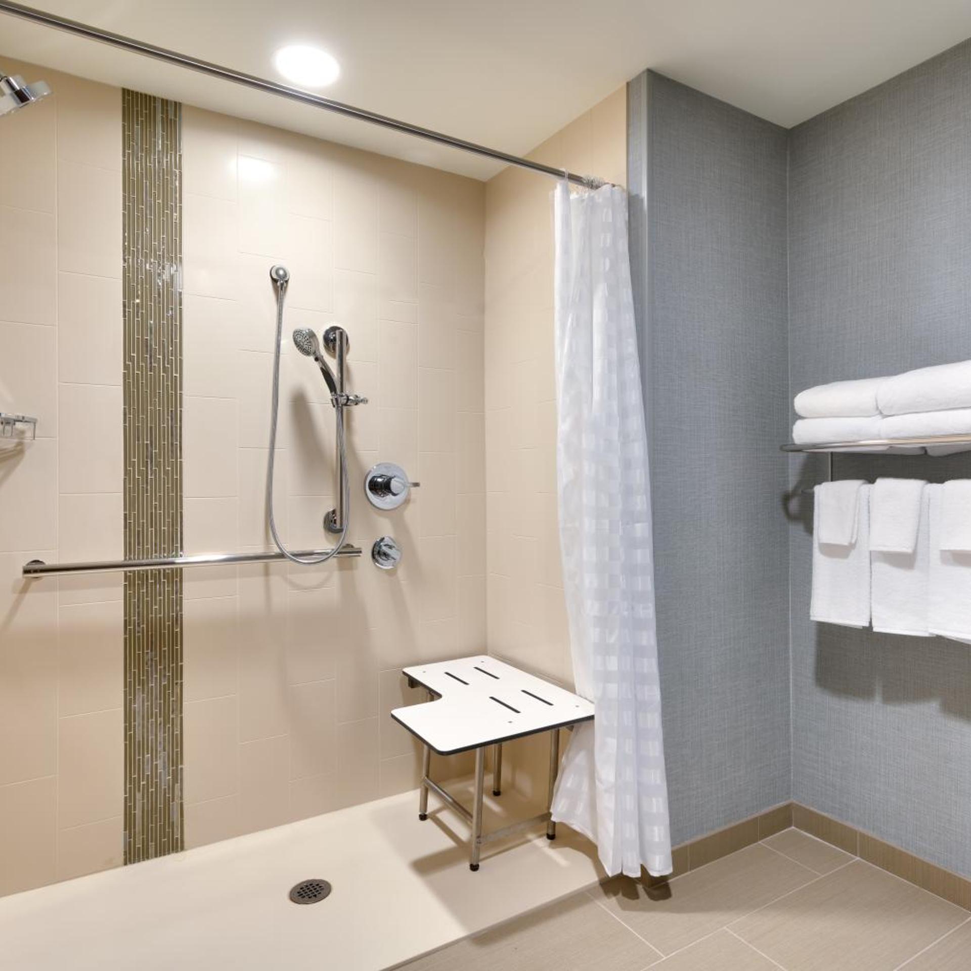 غرفة بسريرين كوين مع أريكة بحوض استحمام لذوي الإعاقة، Hyatt Place Anchorage-Midtown 4/4