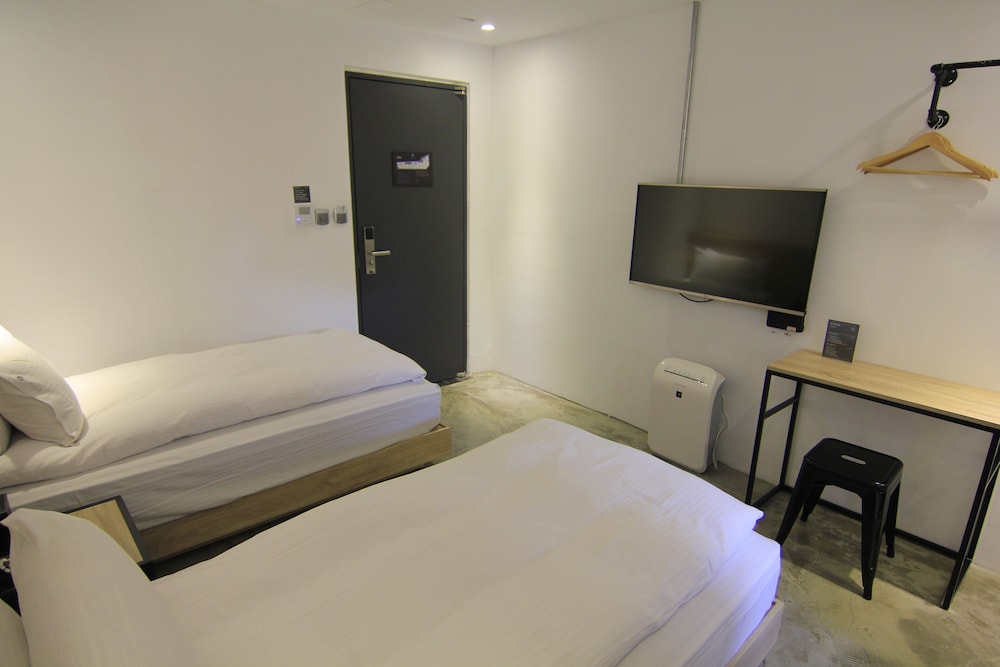 CHASE WALKER HOTEL 16/70