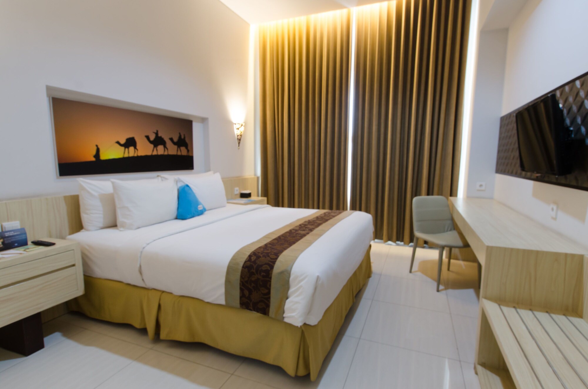 EXECUTIVE, KING BED, POOL VIEW