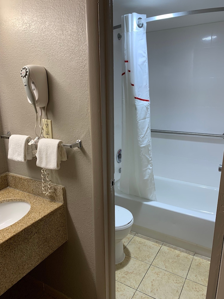 Red Roof Inn Baltimore (ex Days Inn By Wyndham Baltimore West Security Blvd) 10/20