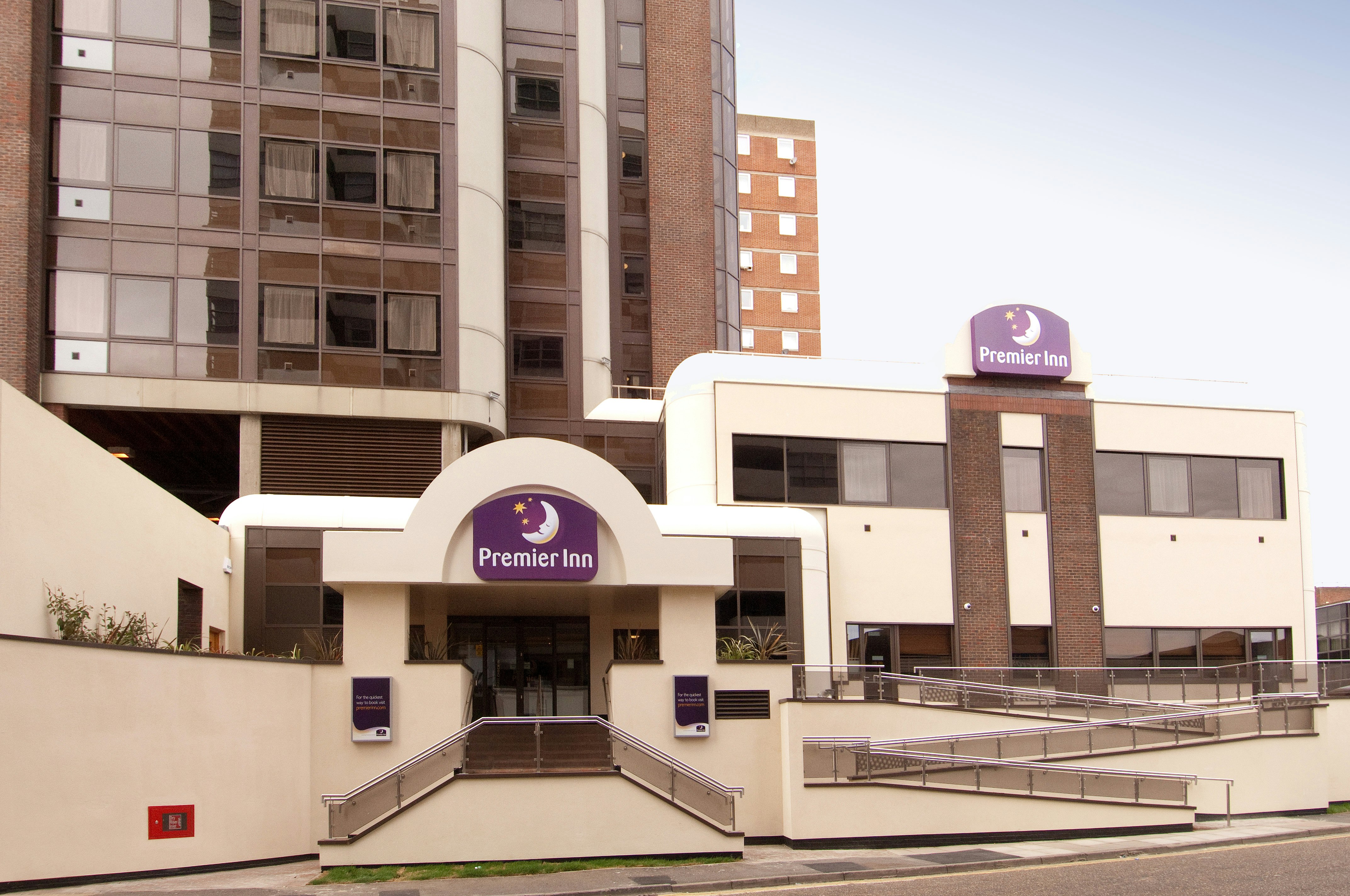 Premier Inn Sunbury (Kempton Park) in SUNBURY-ON-THAMES