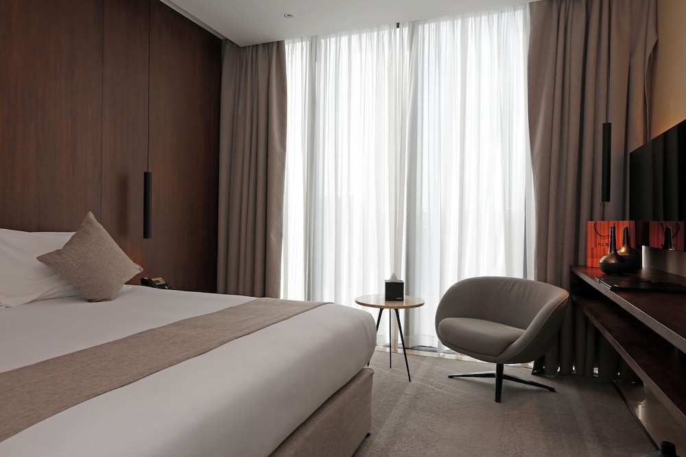 DELUXE, KING BED