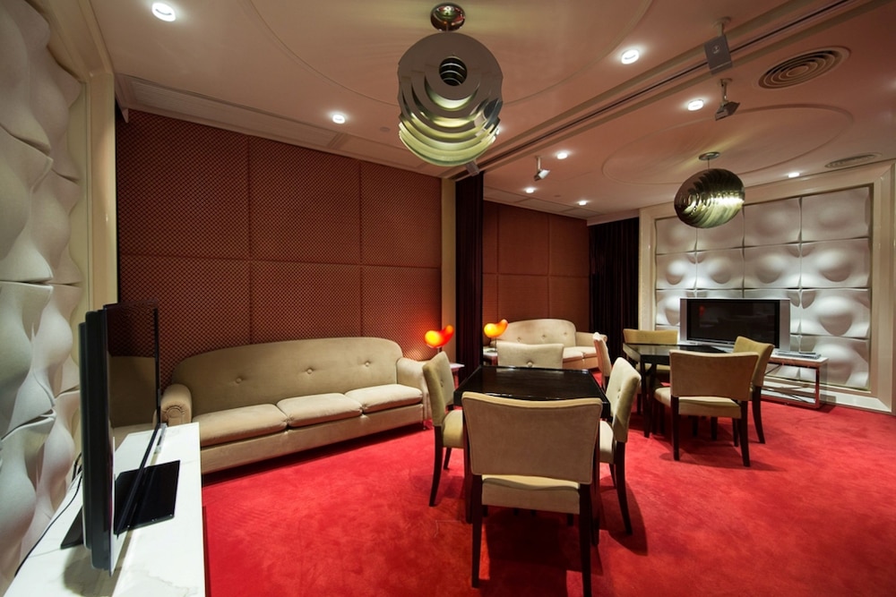 Kowloon Harbourfront Hotel 27/48