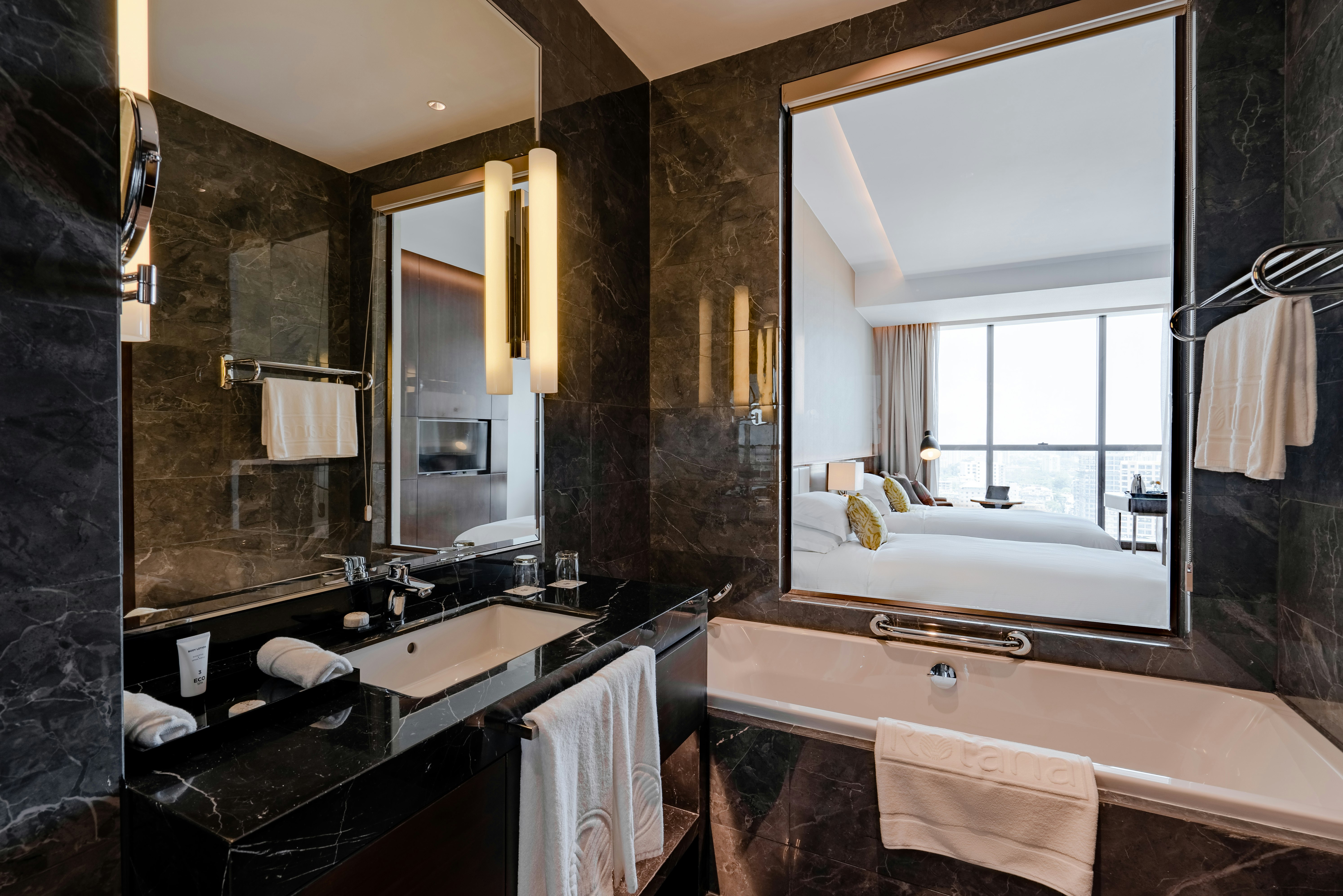 Room, King Bed, Sea or City View، Johari Rotana 3/5