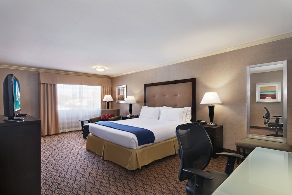 Holiday Inn Express Port Hueneme 10/38