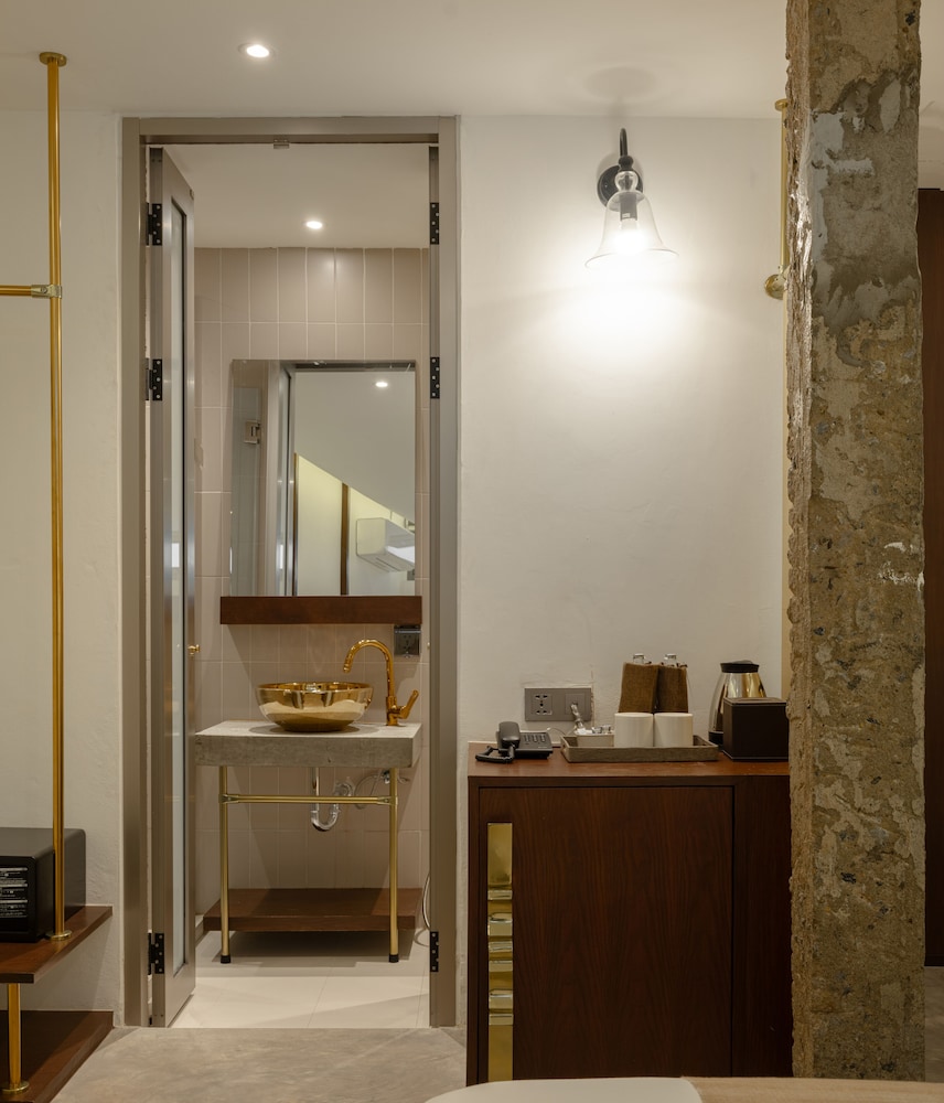 Nidhra Boutique 8/50